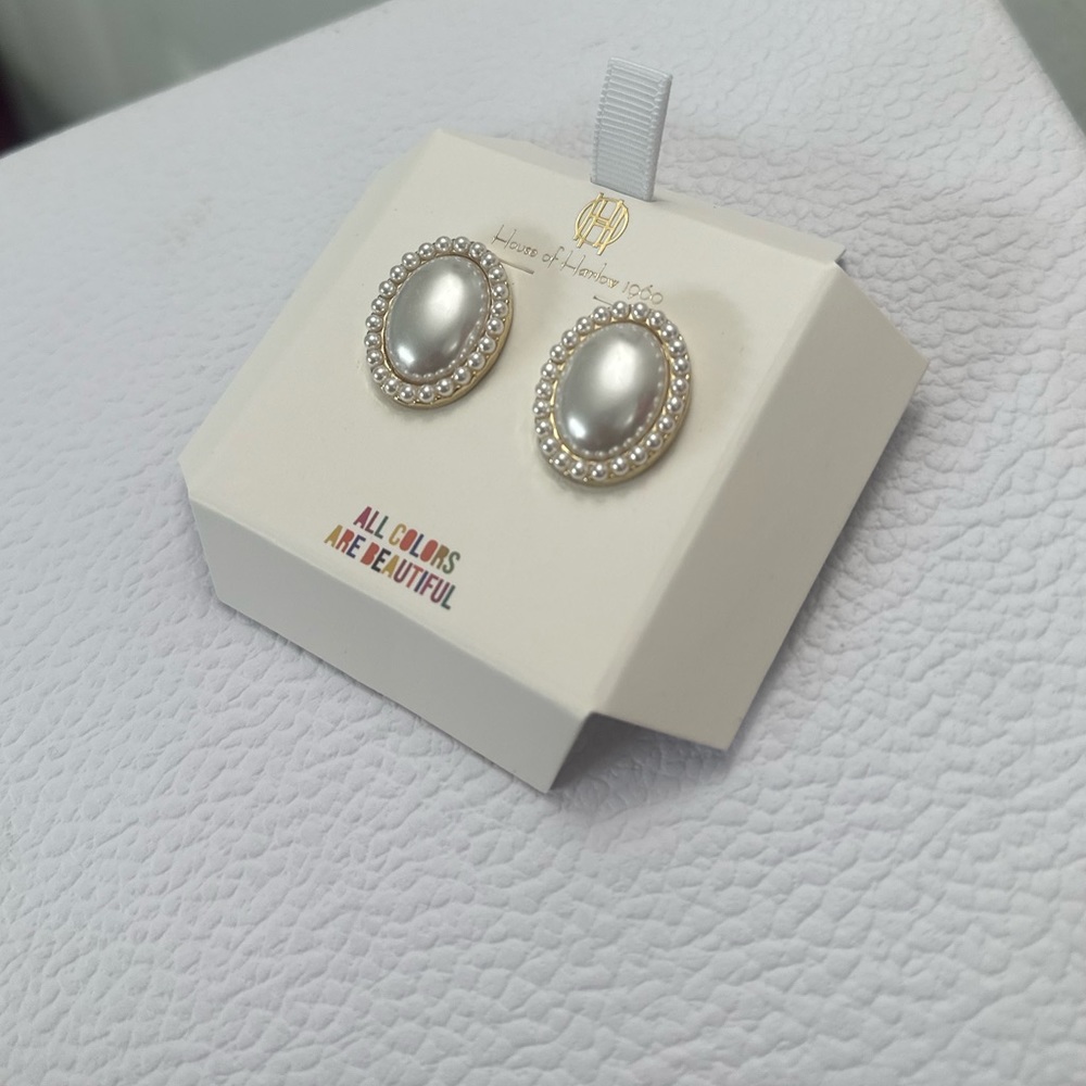 Faux pearl decor oval stud earring